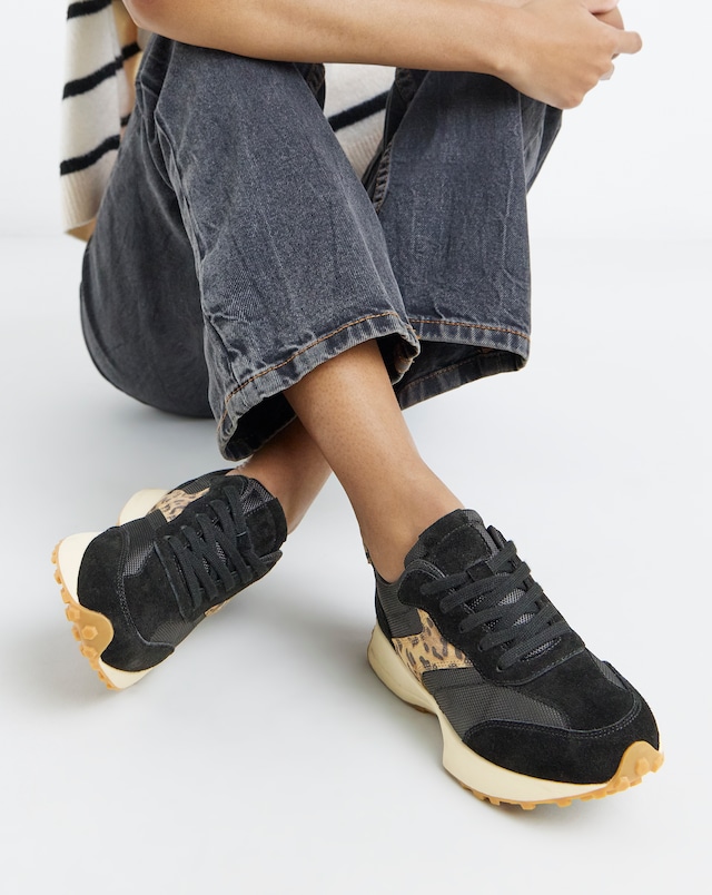 Akira Retro Runner Trainer - Wide Fit (E)
