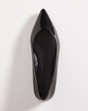 Benito Classic Sweetheart Cut Flat Shoes Wide Fit