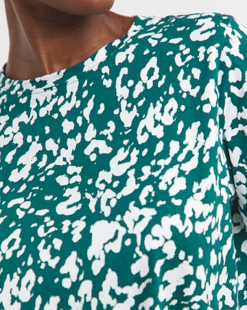 Green Animal 3/4 Sleeve Curved Hem Longline Top