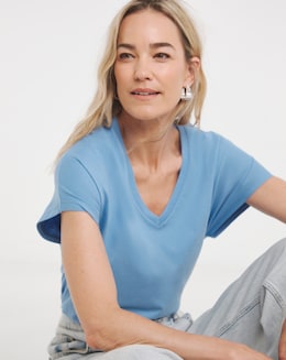 The V-Neck T-shirt - Image