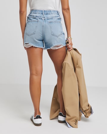 Light Wash Frayed Hem Short