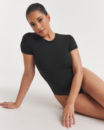 MAGISCULPT Light Control Smoothing T-Shirt Bodysuit