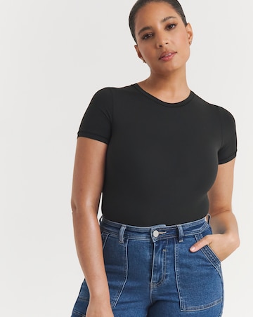 MAGISCULPT Light Control Smoothing T-Shirt Bodysuit