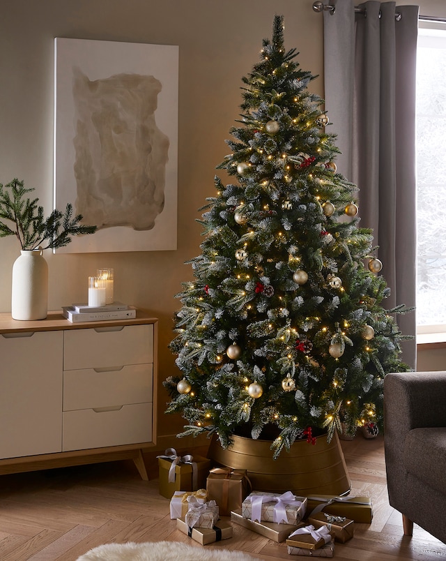 Salzburg Pre-Lit Tree With Berry & Cone - Green