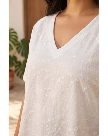 Roman Curve Textured V-Neck Top