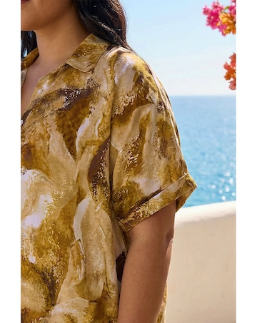 Roman Curve Swirl Print Button Shirt