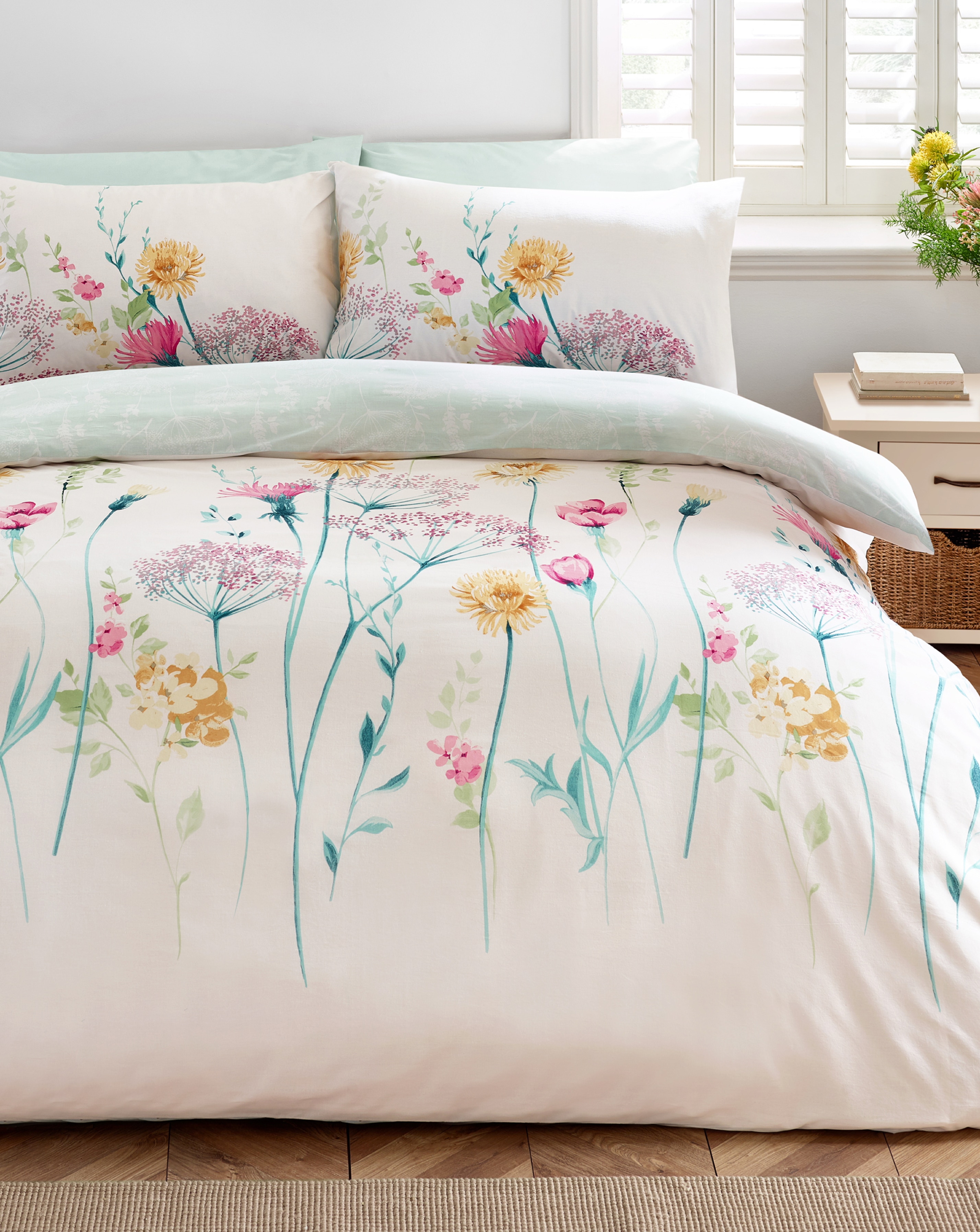 New In - Catherine Lansfield Floral Duvet Set