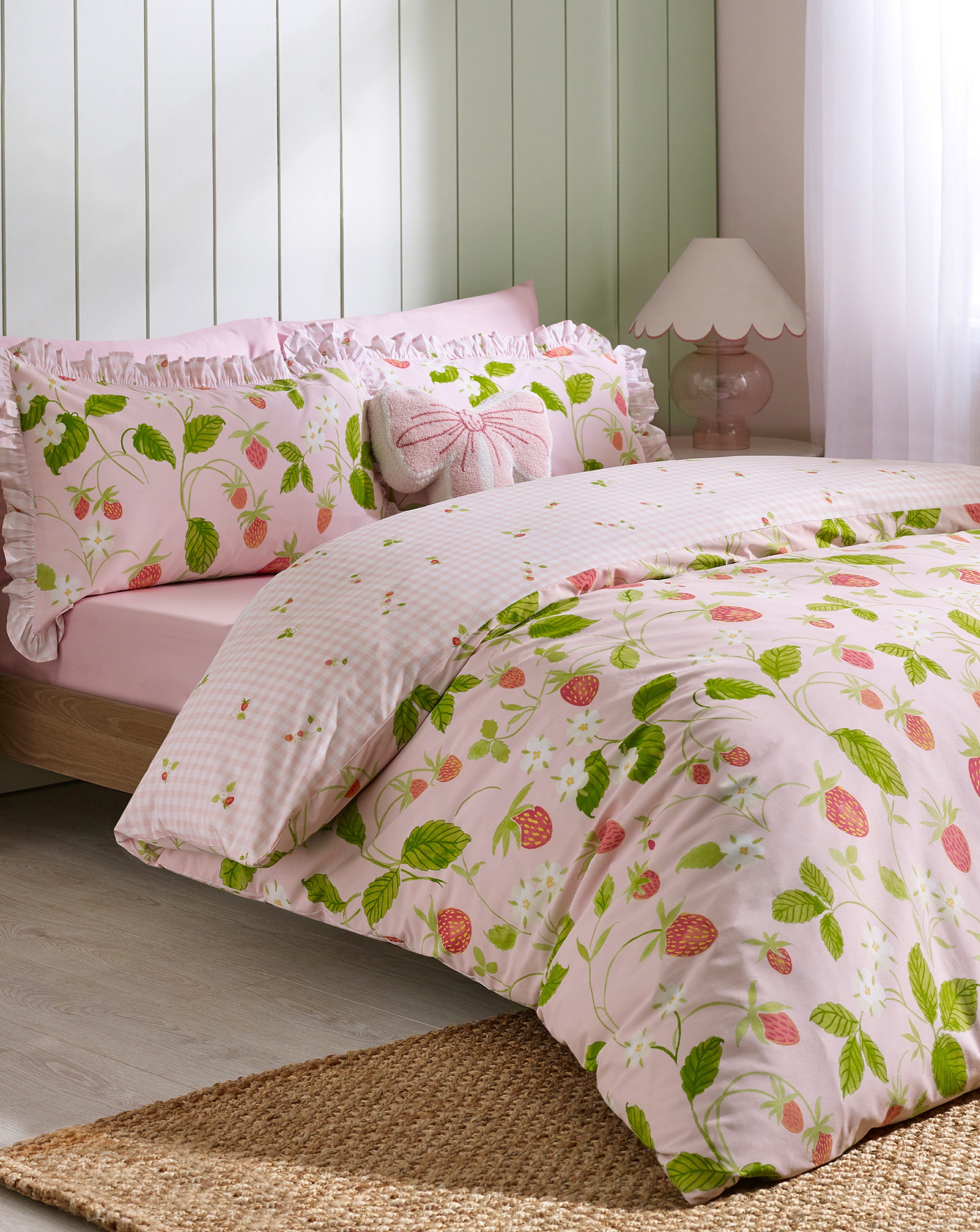 New In - Catherine Lansfield Strawberry Duvet Set
