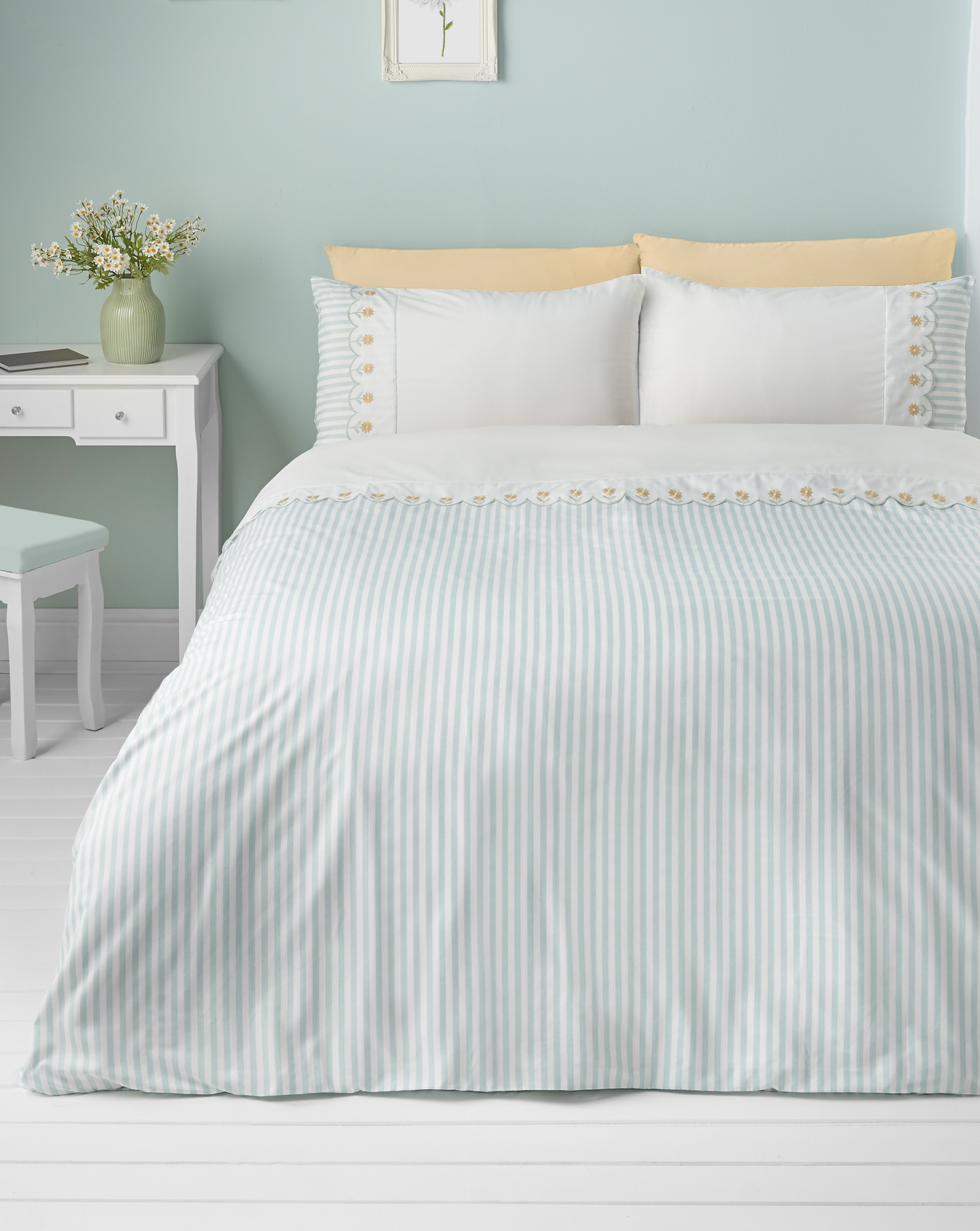 New In - Catherine Lanfield Daisy Duvet Set