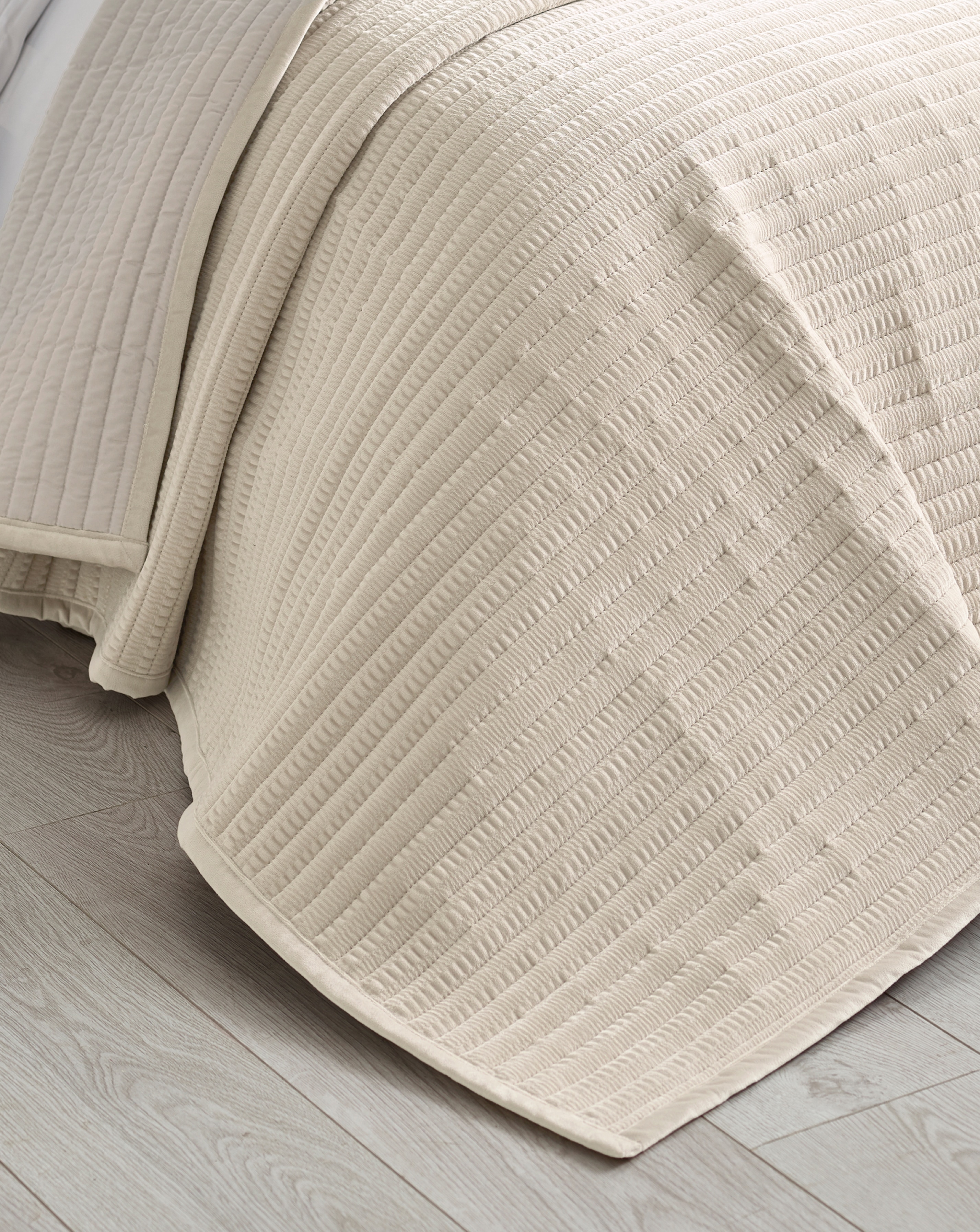 New In - Catherine Lansfield Pinsonic Bedspread