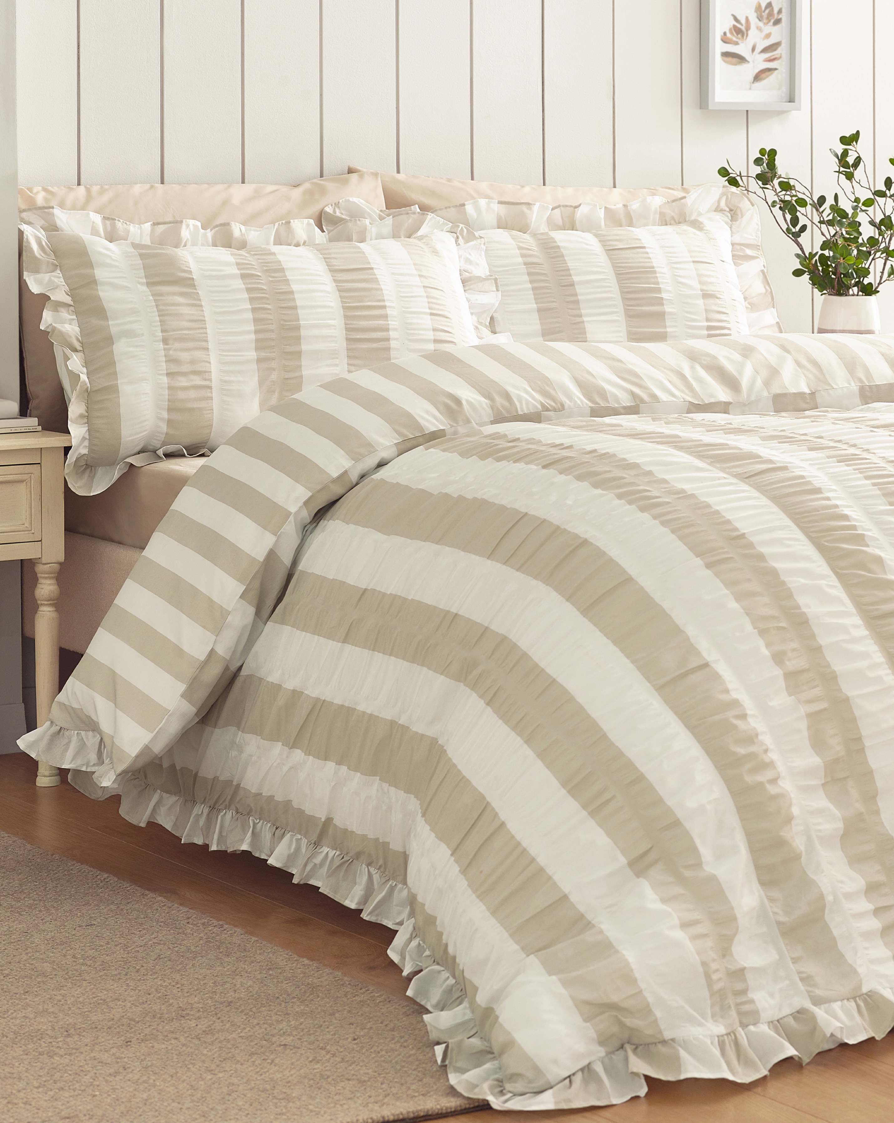 New In - Catherine Lansfield Seersucker Duvet Set