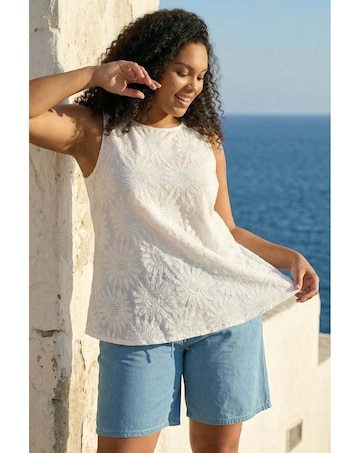 Roman Curve Sunflower Lace Texture Vest