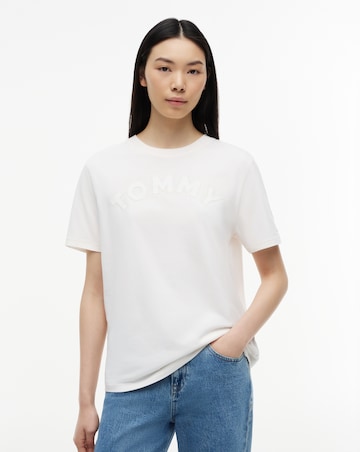 TOMMY JEANS RELAXED VARSITY TEE