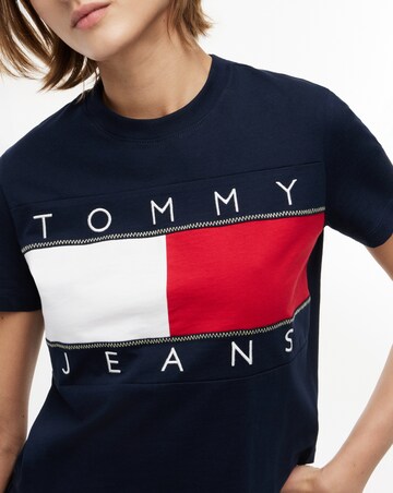 TOMMY JEANS FLAG TEE