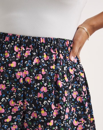 Ditsy Floral Relaxed Woven Flippy Short