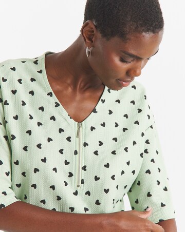 Sage Heart Print Textured V-Neck Zip Front Short Sleeve Longline Top