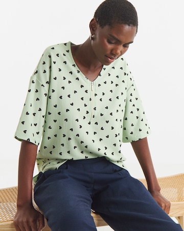 Sage Heart Print Textured V-Neck Zip Front Short Sleeve Longline Top