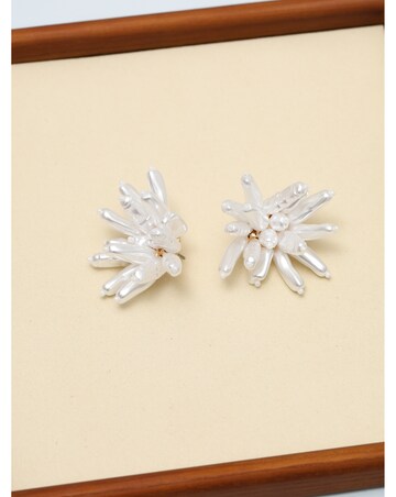 Mood Statement Pearl Floral Earrings