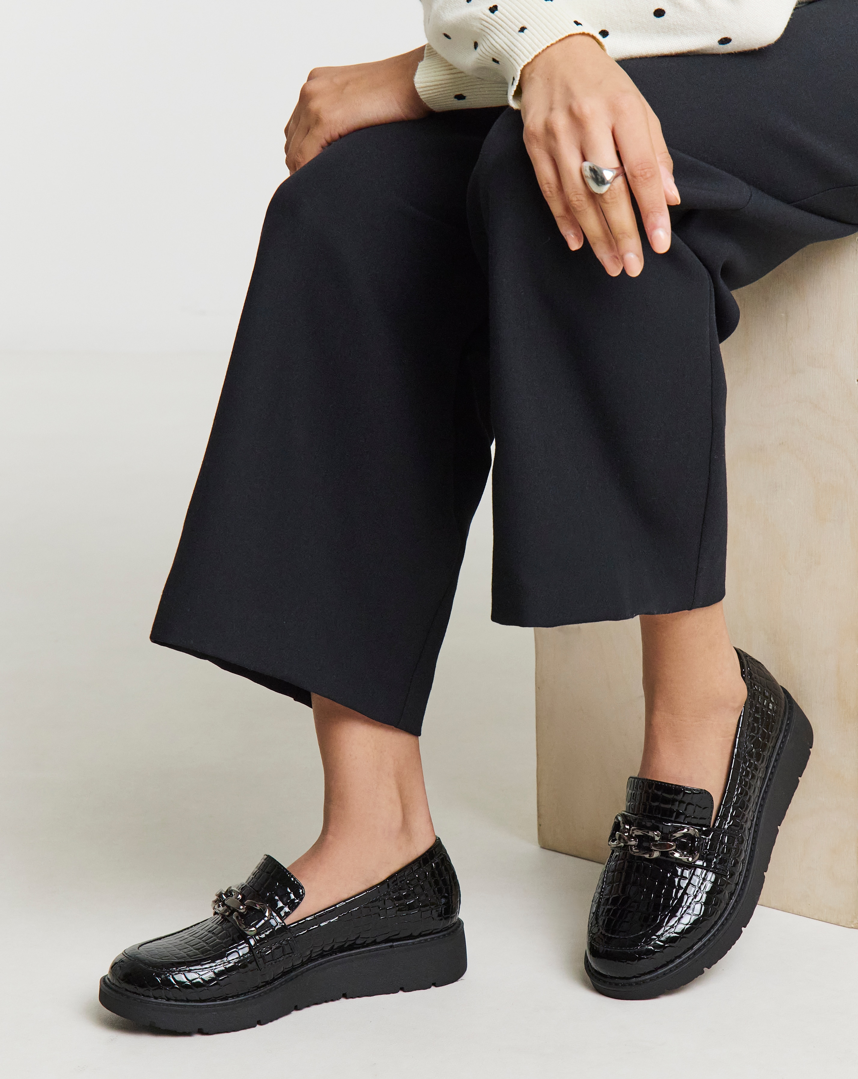 Low Wedge Loafer With Chain Wide