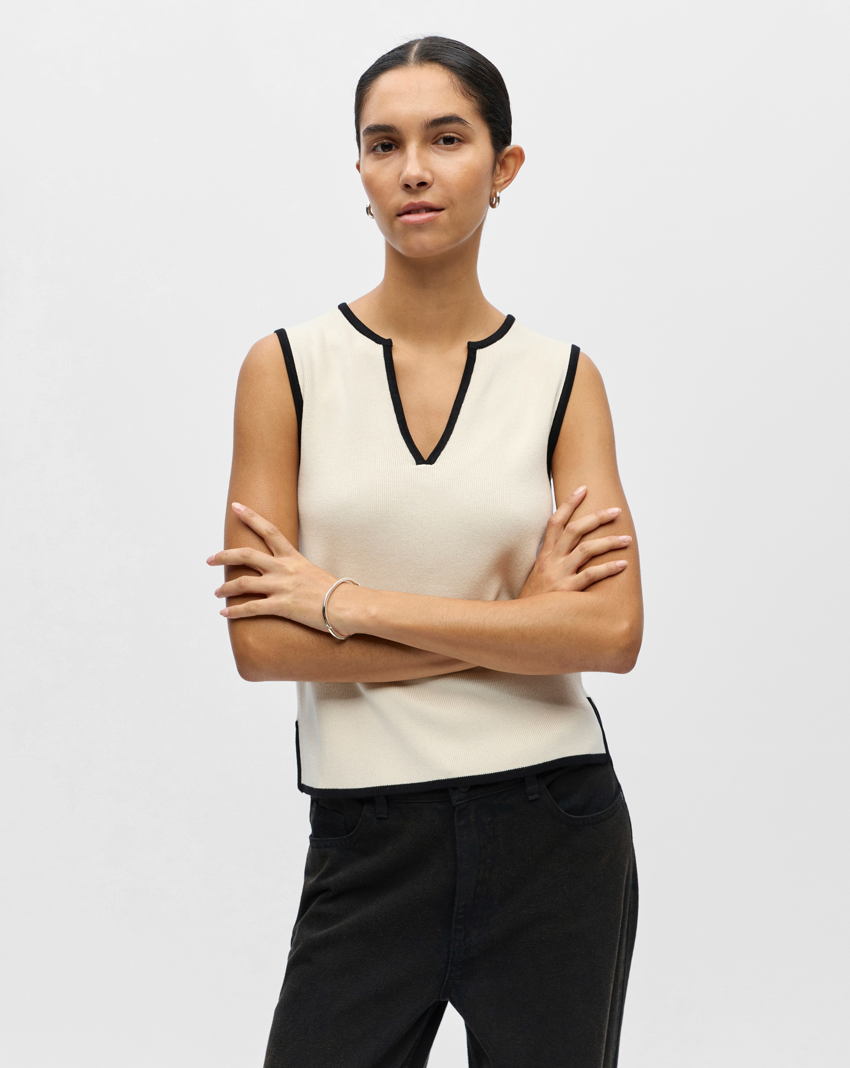 New In - Object Sleeve V-neck Knit Top