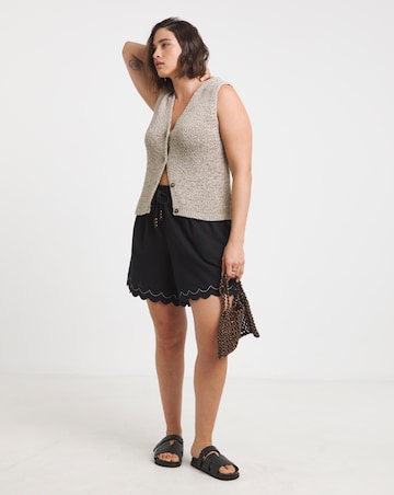 Simply Be Scallop Hem Shorts