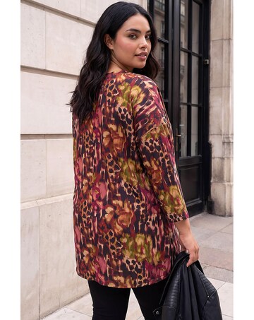 Roman Curve Animal Print V-Neck Top