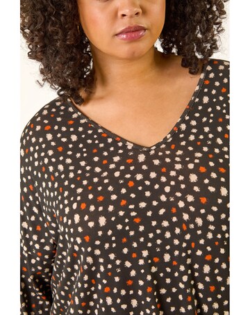 Roman Curve Spotted V-Neck Stretch Top