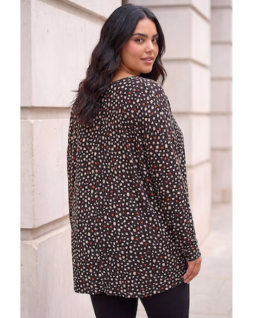 Roman Curve Spotted V-Neck Stretch Top