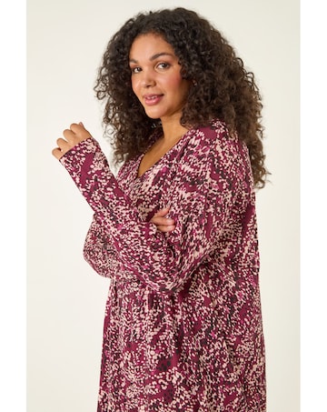 Roman Curve Spot V-Neck Stretch Top
