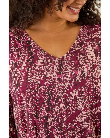 Roman Curve Spot V-Neck Stretch Top
