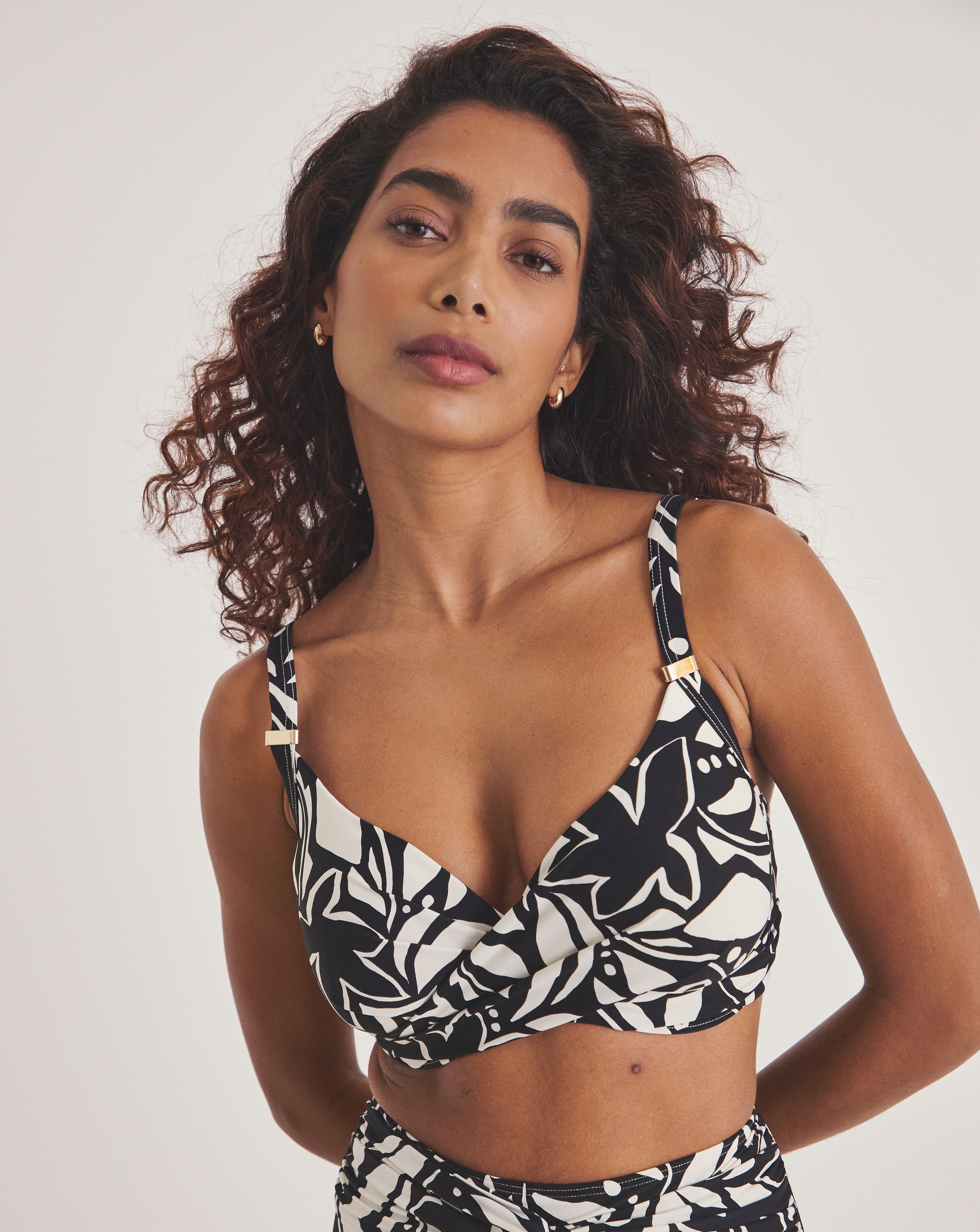 New In - Twist Front Underwired Bikini Top