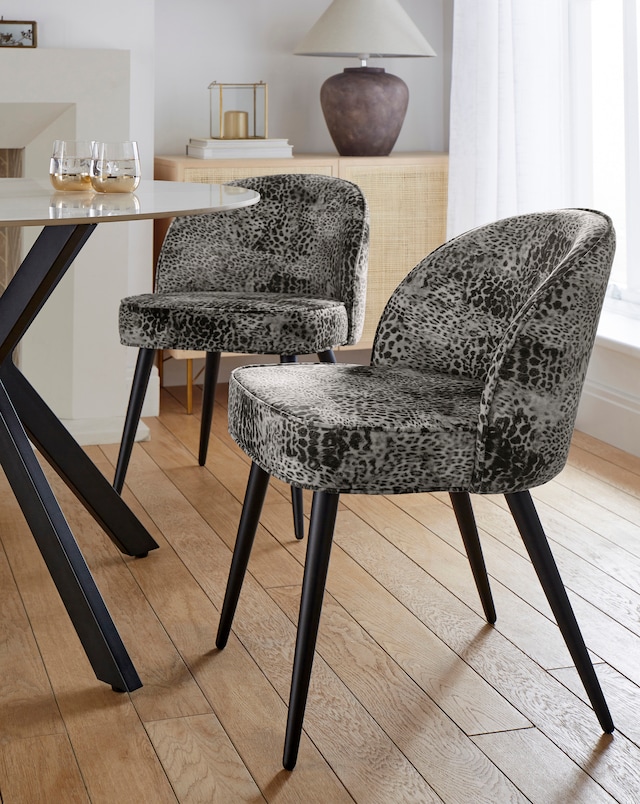 Brock Round Dining Table with 4 Savannah Chairs