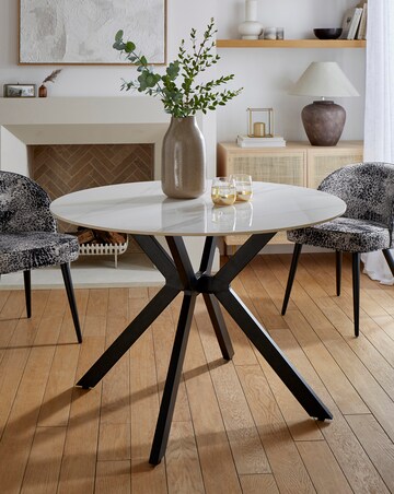 Brock Round Dining Table with 4 Savannah Chairs