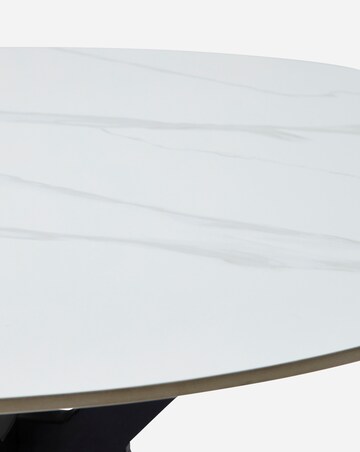 Brock Round Dining Table with 4 Savannah Chairs