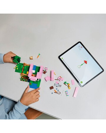 LEGO Minecraft The Baby Pig House Gamer