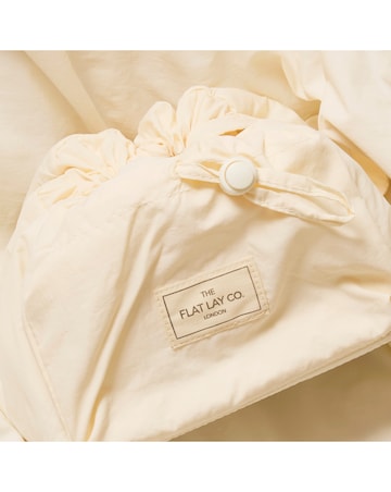 The Flat Lay Co.Marshmallow Drawstring Makeup Bag in Vanilla