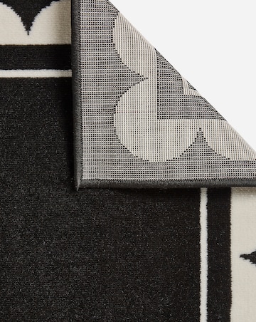 Maestro Scalloped Border Rug