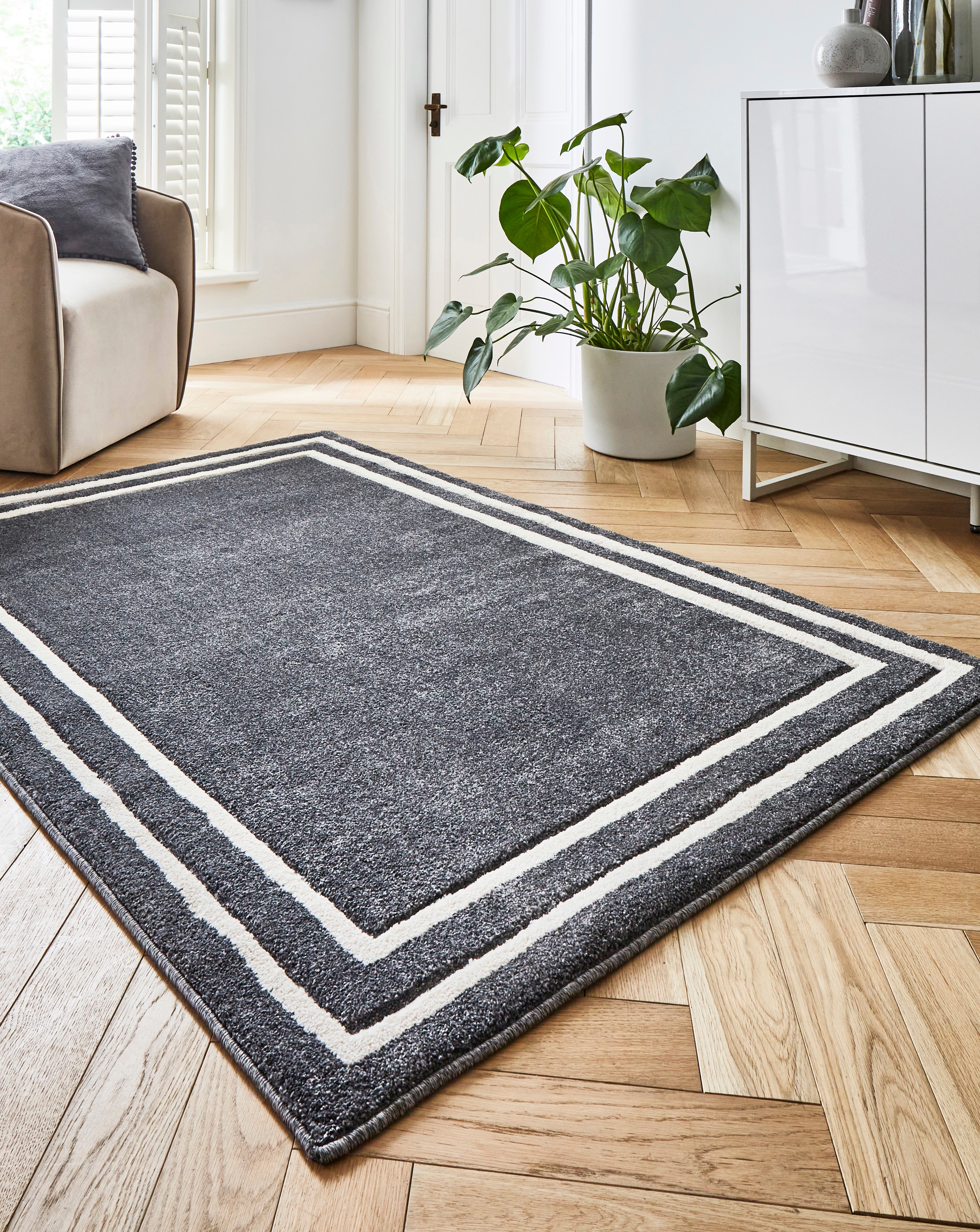 Sara Carved Border Rug