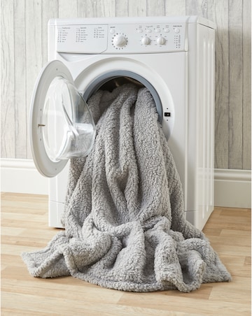 Huggleland Cosy Fleece Wearable Blanket